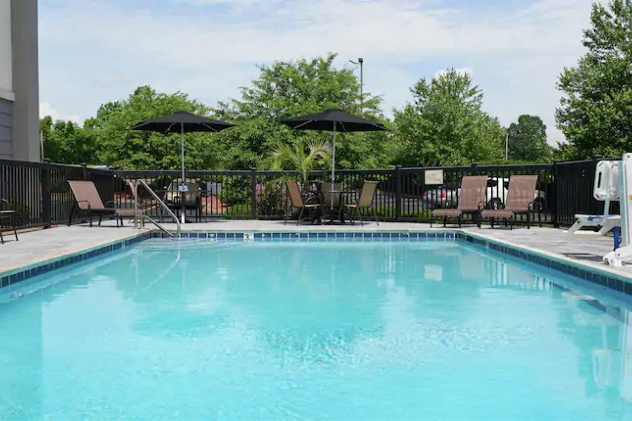 Hampton Inn Louisville/I-65/Brooks Road Exterior photo