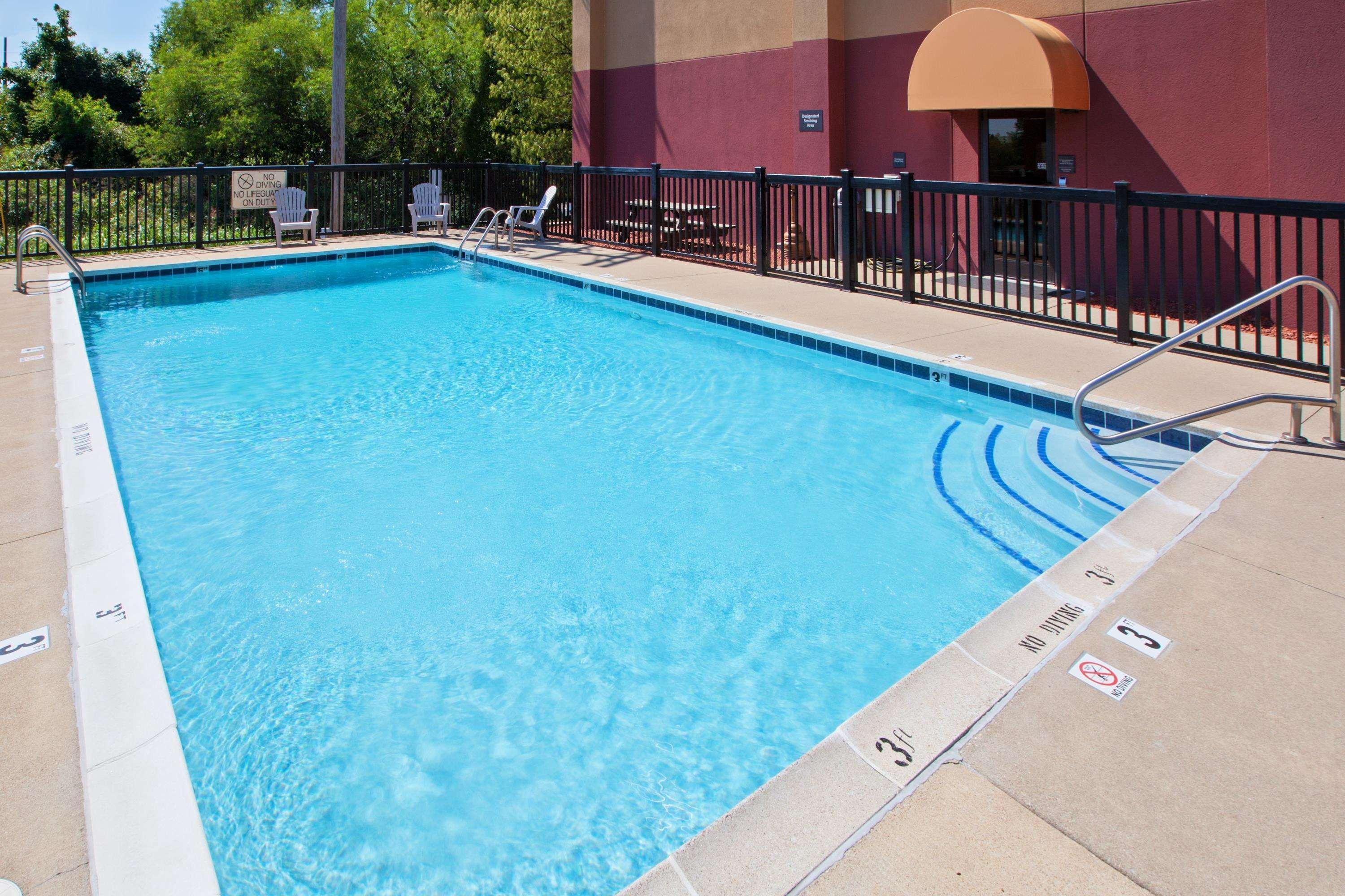 Hampton Inn Louisville/I-65/Brooks Road Exterior photo
