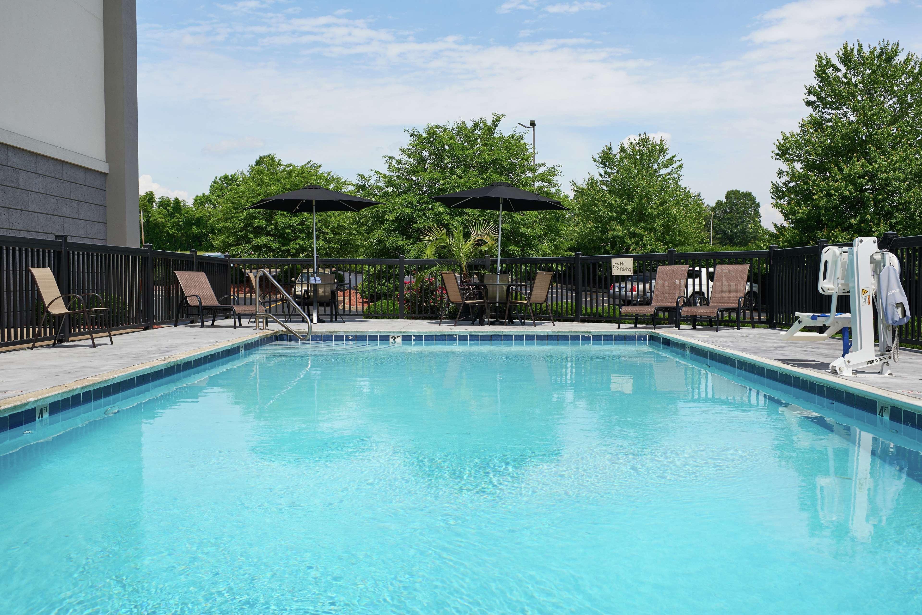 Hampton Inn Louisville/I-65/Brooks Road Exterior photo